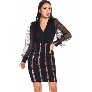 Détail du col en V profond et manches en tulle à pois avec paillettes sur la robe
