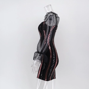 Detail der pinken und schwarzen Pailletten am Kleid mit transparenten Netzärmeln