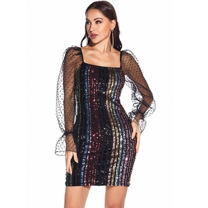 Détail de rayures à paillettes multicolores et manches en résille sur robe de soirée