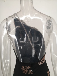 Detail der Pailletten-Blumenmuster auf schwarzem Ein-Schulter-Abendkleid mit Diamantträger