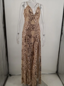 Détail de la broderie à paillettes dorées et de la fente haute sur la robe de soirée