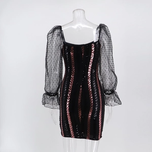 Detail der transparenten Netzhauchzarten Mesh-Ärmel mit Punkten und Roségold-Pailletten auf schwarzem Kleid