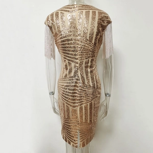 Vue arrière détaillée d'une robe de cocktail à paillettes dorées avec franges et motifs