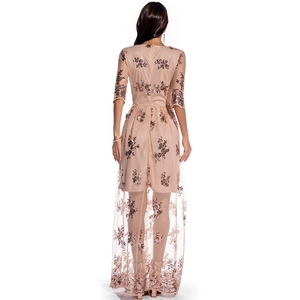 Vue de dos d'une robe de soirée rose poudré à paillettes avec tulle multicouche et broderie