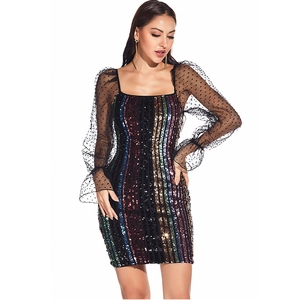 Détail de la robe à paillettes multicolores avec manches bouffantes en tulle à pois