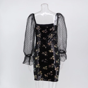 Détail des manches bouffantes en tulle à pois sur une robe de soirée à paillettes