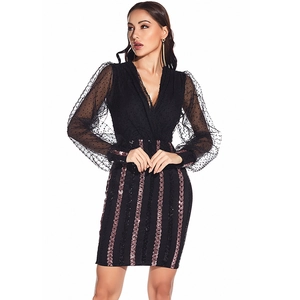 Détail du col en V avec manches en tulle et rayures à paillettes sur une robe noire