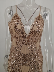 Détails des paillettes champagne sur la robe de soirée en maille transparente