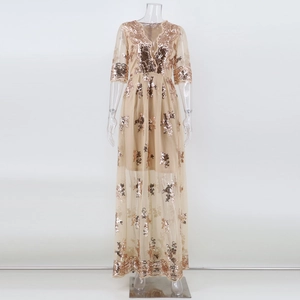 Détail d'une robe champagne à paillettes avec col en V et broderies florales élégantes
