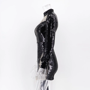 Détail de la robe à sequins avec empiècements en résille transparente et col haut