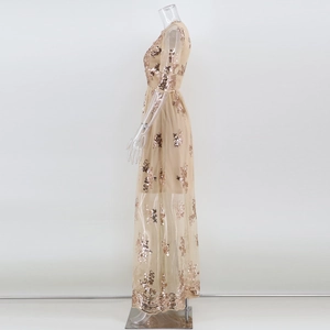 Vue latérale détaillée d'une robe de soirée à paillettes champagne sur un mannequin