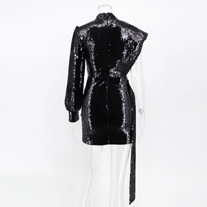 Détail de la robe noire à paillettes asymétrique avec manche longue et drapé latéral