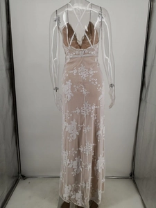 Détails d'une robe de soirée champagne avec paillettes et dos croisé à lacets soignés
