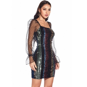 Détail de manches bouffantes en tulle à pois et robe à paillettes verticales colorées