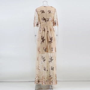 Détail du dos d'une robe de soirée champagne à paillettes avec couches de tulle et fleurs