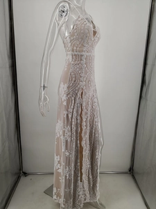 Vue détaillée d'une robe de soirée champagne avec dentelle à paillettes et fente haute