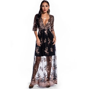 Détail de la robe de soirée à paillettes, col en V, broderie et jupe en résille