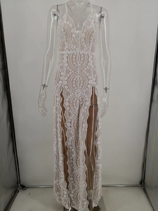 Détail d'une robe de soirée en dentelle blanche avec paillettes et fentes latérales