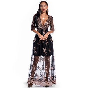 Détail de la broderie à paillettes or rose sur le tulle noir de cette robe de soirée