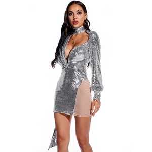 Détails d'une robe argentée à paillettes avec col en V et découpes à la taille chic