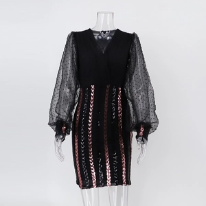 Détail de manches lanterne en résille avec rayures à paillettes roses sur robe noire