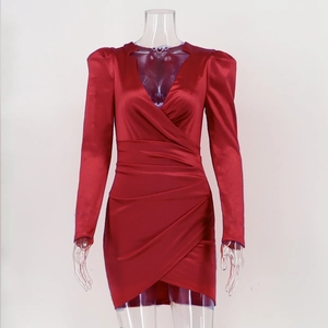 Détail de la robe de soirée en satin rouge avec décolleté en V et fronces à la taille