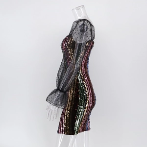 Détail de la robe mini à rayures pailletées multicolores et manches en résille à pois