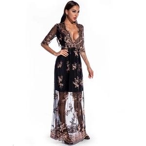 Détail de paillettes or rose sur une robe de soirée en mesh noir avec broderie florale