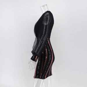 Détail des manches en mesh à pois et rayures verticales pailletées sur robe noire