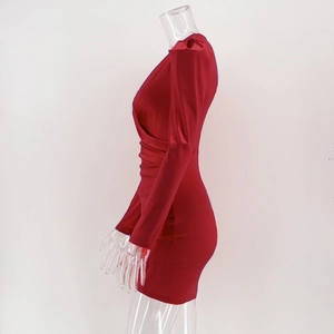 Vue latérale d'une mini robe en satin rouge avec décolleté en V et drapé sur un mannequin