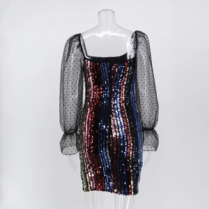 Détail de la robe à paillettes dos nu avec manches en tulle à pois et motif à rayures