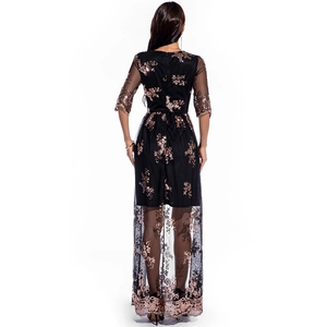 Détails de broderie de paillettes sur la robe de soirée en maille noire avec fermeture dos
