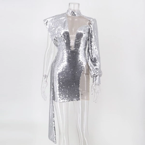 Détail de robe à paillettes argentées avec col en V profond et épaule asymétrique chic