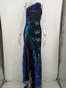 Detail der blauen Paillettenstickerei auf einem schwarzen Ein-Schulter-Abendkleid mit Schlitz