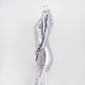 Détail des paillettes argentées scintillantes sur cette robe de soirée à manches longues