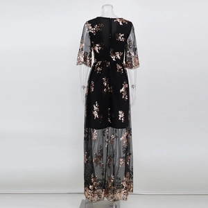 Détails de broderie florale à paillettes rose doré sur robe de soirée en tulle noir
