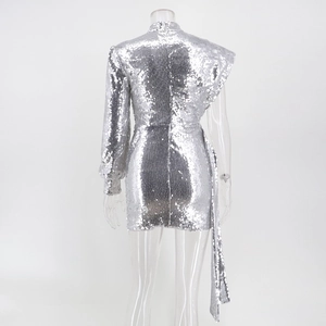 Vue arrière d'une robe à paillettes argentées avec épaule asymétrique et manche longue