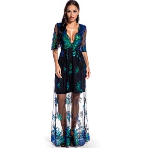 Détail de broderie à paillettes et résille transparente sur une robe de soirée