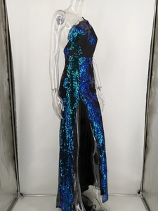 Detail der Paillettenstickerei und des hohen Schlitzes am One-Shoulder-Abendkleid