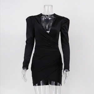 Détail d'une mini robe en satin noir à manches longues avec des fronces