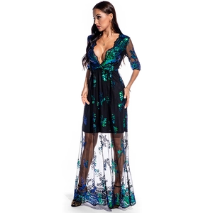 Détails de broderie de paillettes et ourlet en tulle transparent sur une robe de soirée en V