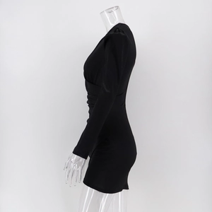 Détail d'une mini robe en satin noir avec col en V et fronces latérales élégantes