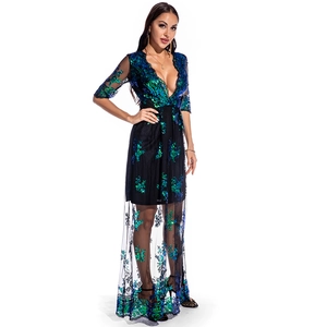 Détail de la robe à paillettes avec col en V, broderies émeraude et voile en tulle
