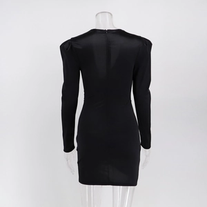 Vue détaillée du dos d'une robe courte en satin noir avec manches bouffantes et fermeture