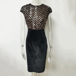 Détail de la jupe en velours noir et du corsage à carreaux pailletés dorés sur la robe