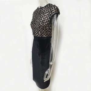 Détail du corsage à paillettes losanges et jupe en velours sur une robe cocktail