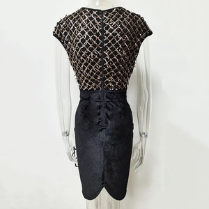 Détail du bustier à paillettes losanges et jupe en velours avec fermeture éclair cachée