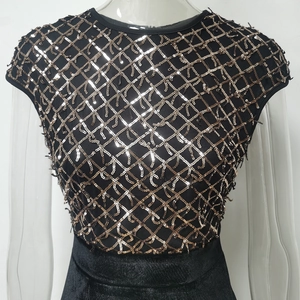 Détails de sequins à motif géométrique sur maille et velours pour robe de soirée