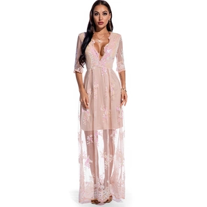 Broderie détaillée avec sequins et dentelle sur une robe de soirée rose pâle à col en V