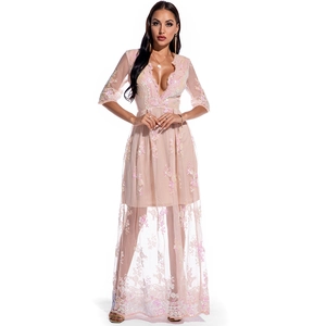 Détail d'une robe de soirée rose à paillettes avec décolleté en V et broderie